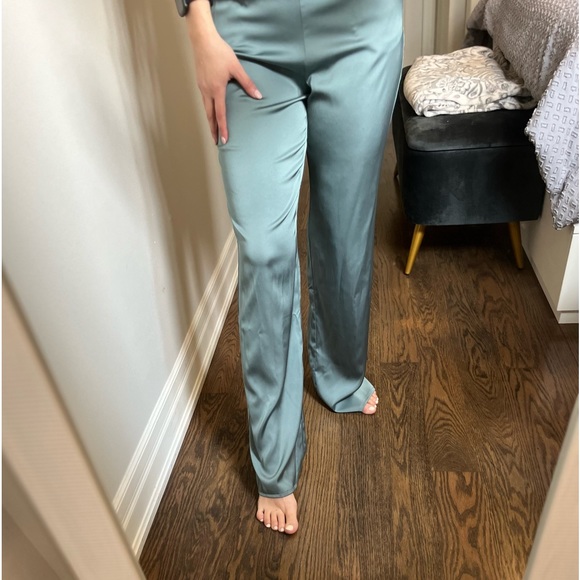 BNWT Satin halter jumpsuit - Picture 5 of 9